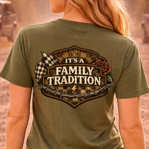 Könnte beinhalten: Olivgrünes T-Shirt mit dem Aufdruck "IT'S A FAMILY TRADITION" auf der Rückseite. Die Grafik zeigt eine Zielflagge, eine Rose, Stacheldraht und einen Blitz. Das T-Shirt hat kurze Ärmel.