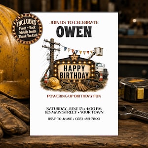 Op de afbeelding: Een verjaardagsuitnodiging met een bouwthema, een verlicht bord met HAPPY BIRTHDAY, een elektriciteitspaal, een hoogwerker, een gele helm, touw en handschoenen. De tekst bevat JOIN US TO CELEBRATE OWEN en de details van het evenement.