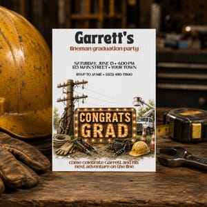 Op de afbeelding: Een rechthoekige uitnodigingskaart voor een afstudeerfeest met de tekst Garrett's lineman graduation party, Saturday, June 13, 4:00 PM, 123 Main Street, Your Town, RSVP to Jamie, (123) 456-7890 en Congrats Grad met afbeeldingen van nutsvoorzieningen.