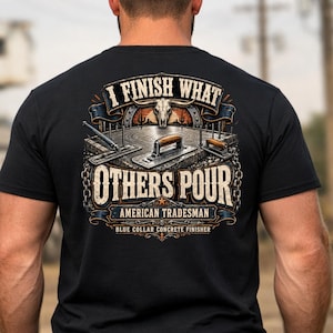 以下が含まれることがあります： 背面にグラフィックがプリントされた黒いTシャツ。テキストには「I FINISH WHAT OTHERS POUR」「AMERICAN TRADESMAN」「BLUE COLLAR CONCRETE FINISHER」と書かれています。デザインには雄牛の頭蓋骨、コンクリート仕上げ用ツール、砂漠の風景が含まれています。