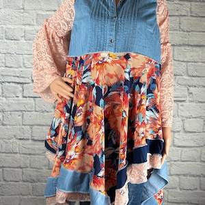Tunica in jeans riciclato e bottoni in pizzo cucita con patchwork riciclato, una delle taglie piccole realizzata da S Threads