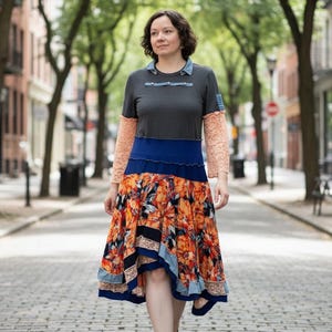 Robe patchwork upcyclée – Coupe asymétrique et audacieuse – Confectionnée à la main de manière durable – Taille S
