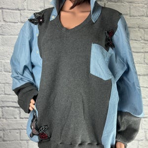 Maglione con bottoni riciclato Mashup cucito in alto con patchwork riciclato Pezzo unico Taglia unica realizzato da S Threads
