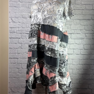 Vestito patchwork a spirale riciclato realizzato con materiali riciclati Pezzo unico Taglia 3X Realizzato da S Threads