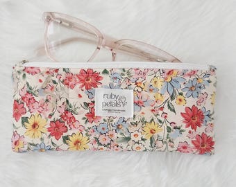 Pikowane etui na okulary, ręcznie robione, wyściełane etui z zamkiem błyskawicznym, miękki pokrowiec na okulary przeciwsłoneczne, piórnik, uroczy prezent dla niej - Letni ogród