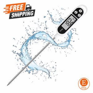 Puede incluir: Un termómetro digital para alimentos con una sonda larga y delgada de acero inoxidable y un mango de plástico blanco con una pantalla negra. La pantalla muestra el texto TP300 y una lectura de 18,2 grados Celsius. Tiene tres botones.