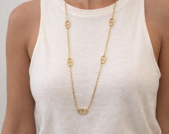 Collana lunga 76 cm, in maglia marina di acciaio inossidabile placcato oro.