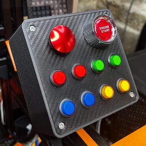 Op de afbeelding: Een witte keramische mok met een zwart handvat en de tekst "But First, Coffee" in een vetgedrukte, zwarte letter. De mok staat tegen een vage achtergrond, wat een gezellige setting suggereert.