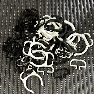 以下が含まれることがあります： 黒い持ち手と「But First, Coffee」のテキストが黒い太字でプリントされた白いセラミックマグ。マグカップはぼやけた背景に置かれており、居心地の良い環境を示唆しています。