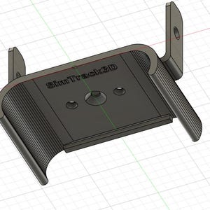 Può includere: Una staffa di montaggio grigio scuro stampata in 3D con il testo in rilievo SimTrack3D. Il componente presenta una piastra centrale piatta con tre fori circolari e due pareti laterali curve con alette verticali forate.