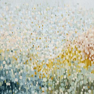 Op de afbeelding: Abstract schilderij met een lichtblauwe achtergrond en een patroon van kleurrijke, ovale penseelstreken. De kleuren omvatten tinten geel, groen, bruin en blauw, waardoor een gestructureerd, artistiek effect ontstaat. Het kunstwerk roept een gevoel van natuur en organische vormen op.