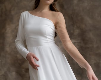 Abito da sposa monospalla. Abito minimalista per una fuga d'amore estiva. Abito da sposa semplice.