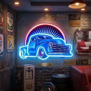 Puede incluir: Un letrero de neón azul brillante que representa una camioneta vintage con un halo de luz circular. El letrero está montado en una pared decorada con varios letreros de metal, matrículas, una bomba de combustible y neumáticos apilados.
