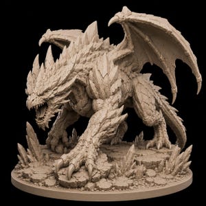 Może przedstawiać: Beżowa, niepomalowana figurka miniaturowa smoka o teksturowanej, skalistej i krystalicznej powierzchni. Stworzenie znajduje się w niskiej, agresywnej pozycji z otwartym pyskiem, stojąc na okrągłej podstawie pokrytej postrzępionymi formacjami skalnymi.