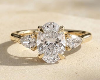 Anillo de compromiso ovalado de tres piedras con diamantes cultivados en laboratorio, anillo trilogía de diamantes en forma de pera lateral, anillo de aniversario para esposa, regalo de boda para mujer.