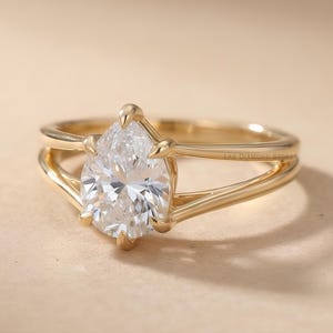 2 CT Birnen Moissanit Split Schaftring, Birnen Diamant Solitär Ring als Brautgeschenk, farbloser Moissanite Verlobungsring, minimalistischer Schmuck