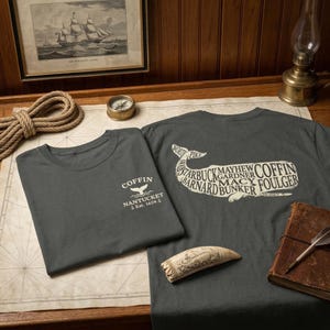 Puede incluir: Una taza de cerámica blanca con un asa negra y el texto "But first, coffee" en un estilo manuscrito. La taza está sobre una superficie blanca. La taza mide 10 cm de alto.