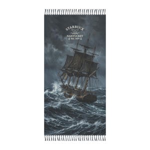 Può includere: Un telo da mare rettangolare con una pittura dettagliata di una nave alta in mare durante una tempesta. L'asciugamano ha una tavolozza di colori scuri con il testo "STARBUCK NANTUCKET Est. 1659" in alto. I bordi sono rifiniti con frange.