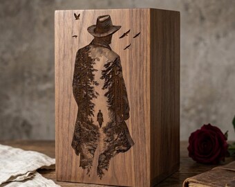 Urna de madera personalizada – Homenaje conmemorativo Viaje al Bosque – Nombre, fechas y mensaje personalizados.