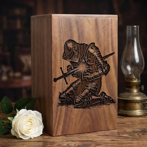 Mittelalterliche Ritter-Urne aus Holz mit Gravur