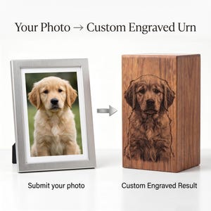 Puede incluir: Un marco de fotos plateado con una fotograf&iacute;a de un cachorro golden retriever junto a una urna de madera rectangular con un retrato grabado con l&aacute;ser del mismo cachorro. El texto dice: Your Photo -> Custom Engraved Urn y Custom Engraved Result.
