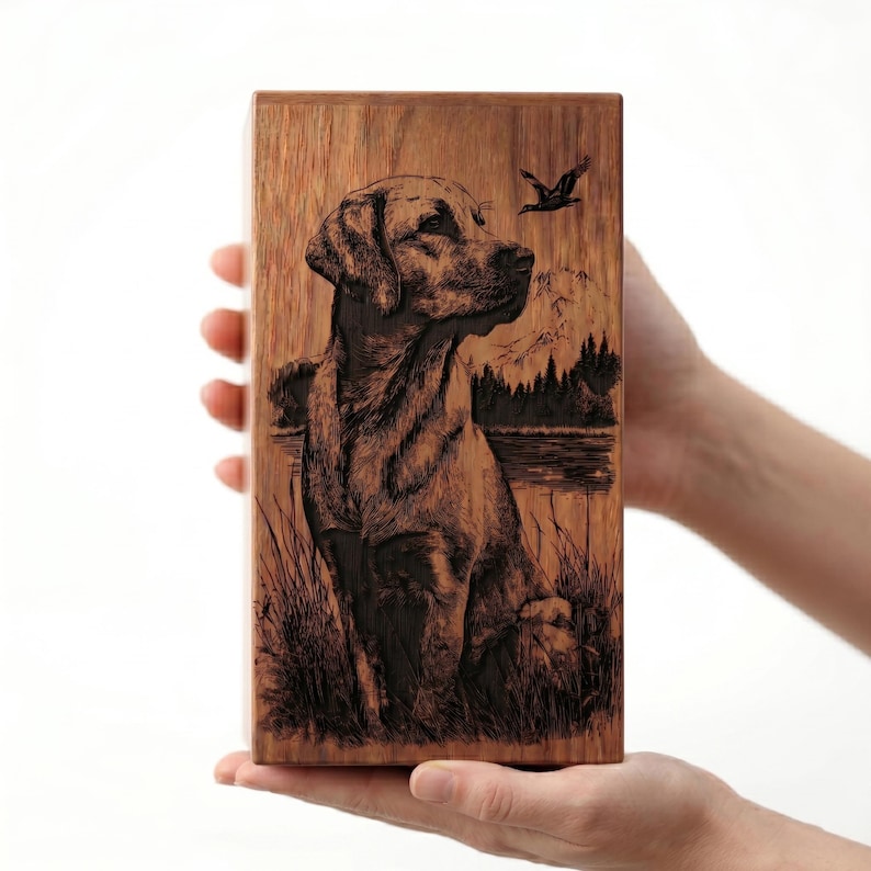 Puede incluir: Una placa rectangular de madera con una imagen grabada con l&aacute;ser de un perro Labrador sentado en hierba alta. El fondo muestra un paisaje sereno con un lago, un bosque de pinos y un p&aacute;jaro volando en el cielo sobre el perro.