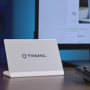 Halterung für TRMNL 7.5″ Display – 3D-gedrucktes L-Formiges Gehäuse für Smart Desk Displays