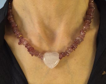 collana quarzo fragola e cuore quarzo rosa, girocollo minimalista oro 18k, gioiello rosa elegante fatto a mano, regalo romantico per lei