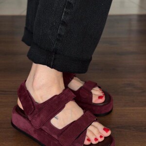 SOFORT LIEFERBAR, Handgefertigte Wildleder Sandalen, Verstellbar mit Riemen, Sommer Flache Sandalen Frauen mit Memory Foam, Weiche Einlegesohlen Sandalen Bild 4