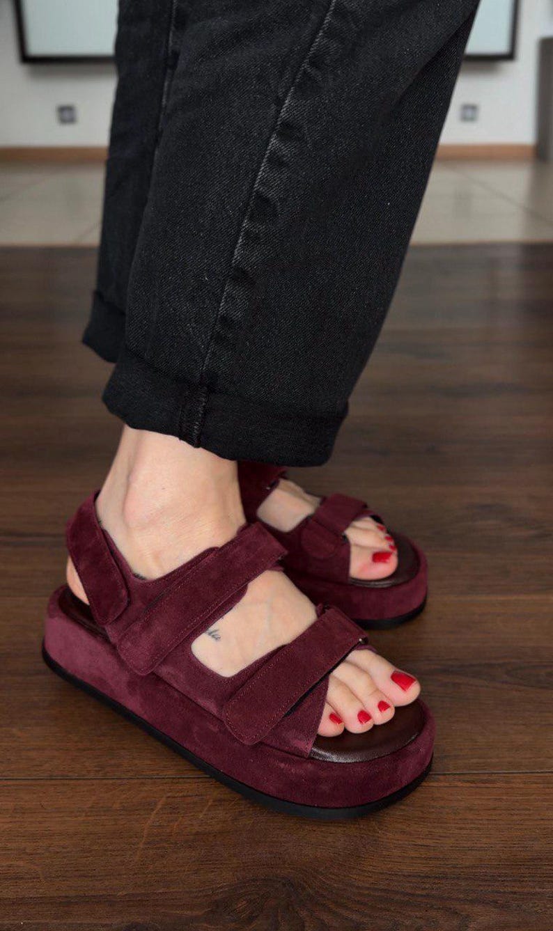 SOFORT LIEFERBAR, Handgefertigte Wildleder Sandalen, Verstellbar mit Riemen, Sommer Flache Sandalen Frauen mit Memory Foam, Weiche Einlegesohlen Sandalen Bild 4