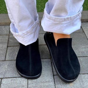 Zuecos negros de ante para mujer, zapatos de punta ancha cerrada, mules de plataforma anatómica, calzado casual de verano, zuecos ortopédicos con correa ajustable.