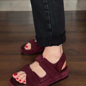 SOFORT LIEFERBAR, Handgefertigte Wildleder Sandalen, Verstellbar mit Riemen, Sommer Flache Sandalen Frauen mit Memory Foam, Weiche Einlegesohlen Sandalen Bild 6