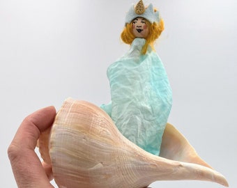Marioneta Sirena Concha, El Año del Niño, Marioneta Waldorf, Sirenita Rubia