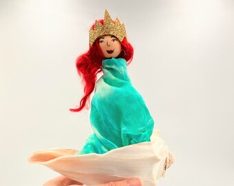 Marioneta Sirena Concha, El Año del Niño, Marioneta Waldorf, Sirenita Pelo Azul