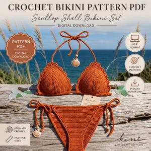 Peut inclure: Un ensemble de bikini au crochet orange avec un motif de coquille Saint-Jacques, comprenant un haut triangle et un bas à nouer. L'image comprend le texte "CROCHET BIKINI PATTERN PDF" et "Scallop Shell Bikini Set". L'ensemble est présenté sur une surface en bois.