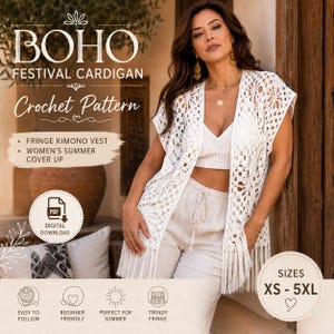 Puede incluir: Una mujer con un kimono de crochet blanco con flecos y un top corto a juego. La imagen incluye el texto "BOHO FESTIVAL CARDIGAN Crochet Pattern" y "DESCARGA DIGITAL". Tallas disponibles: XS a 5XL.