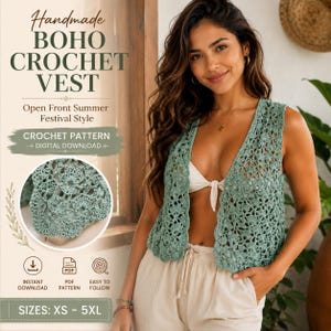Peut inclure: Un gilet en crochet vert sauge fait à la main, avec un devant ouvert, parfait pour les festivals d'été. L'image contient le texte "Handmade BOHO CROCHET VEST" et "TAILLES: XS - 5XL". Le patron est un téléchargement numérique.