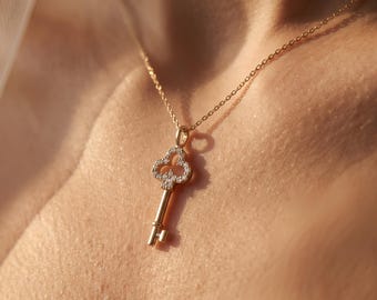 Collier clé étanche en or 14 carats | Pendentif clé S925 | Bijou de mariage délicat | Breloque clé en zircon cubique | Cadeau étanche pour elle
