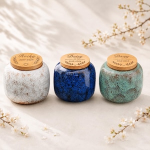 Urna funeraria personalizada grabada para mascotas, 193 g (6.8 oz) de cerámica, recuerdo conmemorativo para cenizas de perro o gato, urna de cremación personalizada de inspiración japonesa.