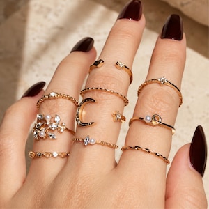 Conjunto de 10 anillos celestiales chapados en oro, anillos apilables de perlas con forma de luna y estrella para mujer.