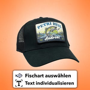 Könnte beinhalten: Schwarze Trucker-Cap mit Mesh-Rückseite und gebogenem Schirm. Der Aufnäher zeigt einen Fisch, der aus dem Wasser springt, mit dem Text "PETRI HEIL Andreas". Auf der Kappe steht auch "Fischart auswählen" und "Text individualisieren".