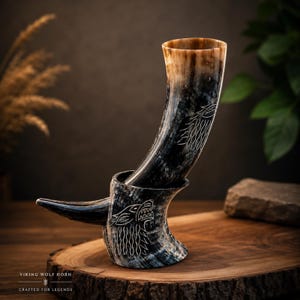 Corne à Boire Fenrir avec Support, Corne Viking Gravée Loup, Corne à Hydromel Artisanale, Cadeau Nordique Homme