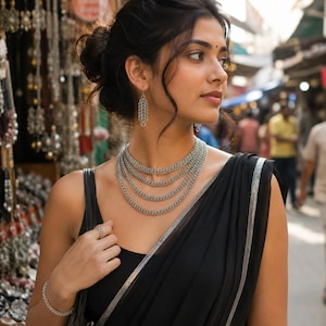 Peut inclure: Un collier &agrave; cha&icirc;nes multiples en argent avec un design &agrave; maillons textur&eacute;s, accompagn&eacute; de boucles d'oreilles pendantes assorties, d'un bracelet &agrave; cha&icirc;ne d&eacute;licat et d'une bague simple. L'ensemble est en m&eacute;tal argent&eacute; poli.