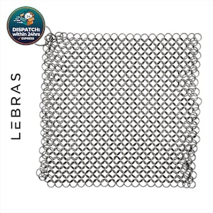 Puede incluir: Un estropajo de cota de malla plateado y cuadrado con un patrón denso e entrelazado. La palabra "LEBRAS" está impresa verticalmente en el lado izquierdo. Un gráfico circular en la esquina superior izquierda indica envío exprés.
