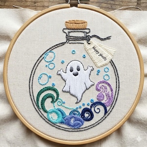 Patrón de bordado a mano de fantasma en botella / Tutorial de descarga instantánea / Diseño de poción de Halloween / Decoración moderna y espeluznante para aro