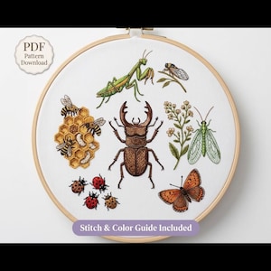 Könnte beinhalten: Ein Stickrahmen mit einem weißen Stoffeinsatz, der detaillierte Insekten- und Naturmotive zeigt, darunter ein Hirschkäfer, eine Gottesanbeterin, Bienen auf einer Wabe, Marienkäfer, ein Schmetterling und eine Pflanze. Text lautet PDF Pattern Download.