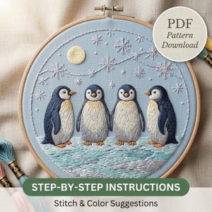 以下が含まれることがあります： 薄い青色の布が入った刺繍枠。手刺繍で描かれた4羽のペンギンが、白と水色の質感のある氷の上に立っており、淡い黄色の月と白い刺繍の雪の結晶が添えられています。PDF Pattern Downloadというテキストが含まれています。
