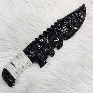 Puede incluir: Un juego de tres cuencos apilables de cerámica en tonos azules, verdes y blancos. Los cuencos presentan un esmalte moteado y un diseño sencillo y moderno. El cuenco más grande tiene unos 20 cm de diámetro.