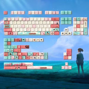 K&ouml;nnte beinhalten: Ein individuelles mechanisches Tastatur-Tastenkappen-Set mit Pastellfarben. Die Tastenkappen sind rosa, wei&szlig; und t&uuml;rkis, mit illustrierten Designs. Das Set enth&auml;lt ein komplettes Tastaturlayout und zus&auml;tzliche Tastenkappen, vor einem blauen Himmel.