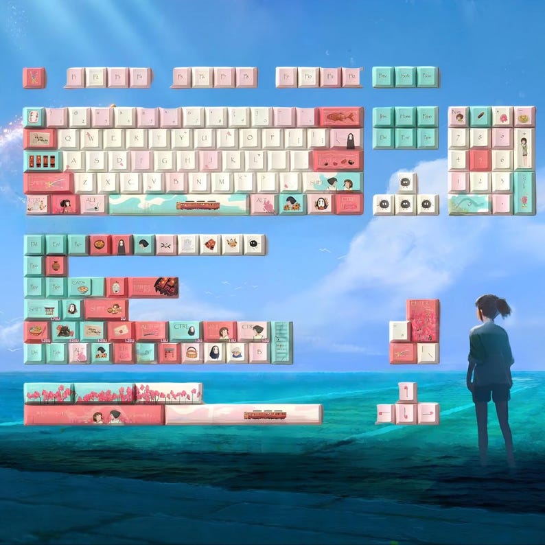 K&ouml;nnte beinhalten: Ein individuelles mechanisches Tastatur-Tastenkappen-Set mit Pastellfarben. Die Tastenkappen sind rosa, wei&szlig; und t&uuml;rkis, mit illustrierten Designs. Das Set enth&auml;lt ein komplettes Tastaturlayout und zus&auml;tzliche Tastenkappen, vor einem blauen Himmel.